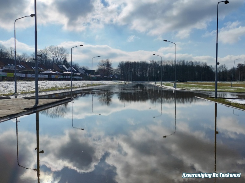 19 februari De ijsbaan is om 12:30 uur gesloten